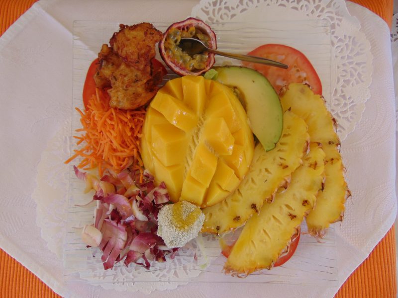 accras de malanga; ananas; avocat; mangue; fruit de la passion